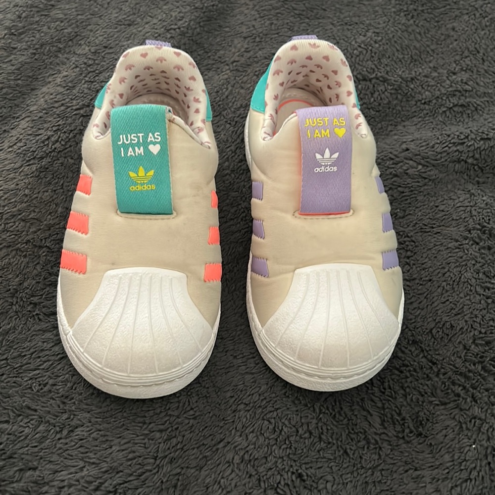 Cute cream slip on toddler size 9 adidas